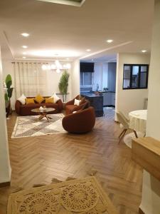 a living room with two couches and a table at F3 Draria équipé Alger in Draria