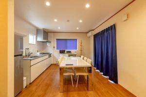 Kuchyň nebo kuchyňský kout v ubytování ソレイユ白浜