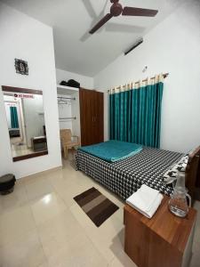 En eller flere senge i et værelse på GURI Homestay