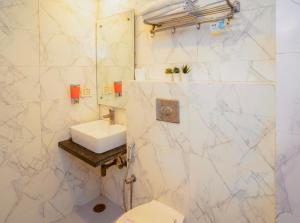 un bagno con lavandino e WC di Hotel Golden Oasis - 5 Minute Walk from New Delhi Railway Station a Nuova Delhi Altre 68 foto