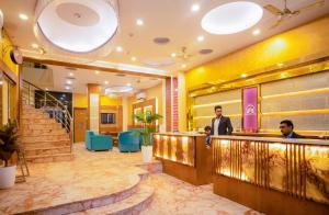 una hall di un hotel con due uomini in piedi al bar di Hotel Golden Oasis - 5 Minute Walk from New Delhi Railway Station a Nuova Delhi