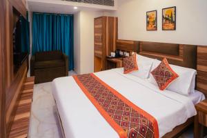 una stanza d'albergo con un letto e una sedia di Hotel Golden Oasis - 5 Minute Walk from New Delhi Railway Station a Nuova Delhi