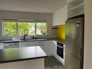 Η κουζίνα ή μικρή κουζίνα στο Greenhill Country Stay - Private Pool & Easy Highway Access