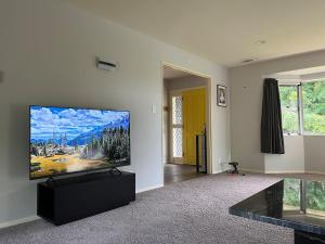 Μια τηλεόραση ή/και κέντρο ψυχαγωγίας στο Greenhill Country Stay - Private Pool & Easy Highway Access