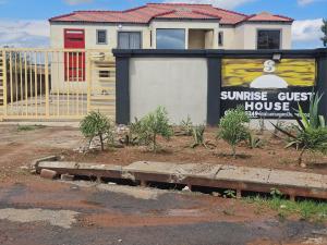 El edificio en el que está la casa de huéspedes