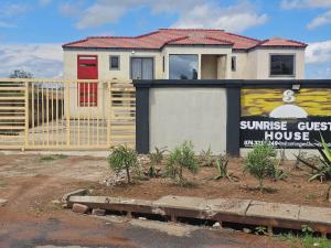 El edificio en el que está la casa de huéspedes