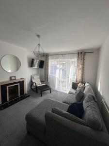 Χώρος καθιστικού στο Entire 2 bed apartment - Up to 4 guest - 10 min from station & town centre