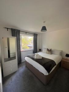 Ένα ή περισσότερα κρεβάτια σε δωμάτιο στο Entire 2 bed apartment - Up to 4 guest - 10 min from station & town centre