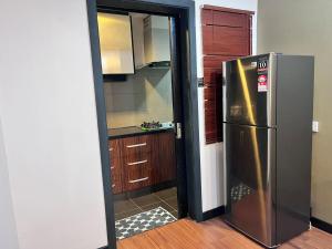 Η κουζίνα ή μικρή κουζίνα στο Likas Square Serviced Apartment - Seaview with 3bedrooms for 9pax