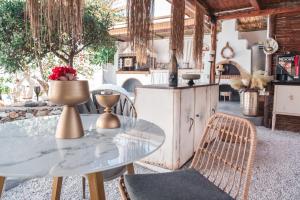 Køkken eller tekøkken på Sunrock Suites - Villa Pansy + 28 billeder