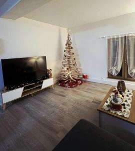 Una televisión o centro de entretenimiento en L'écrin des Forges maison cosy 1 à 6 voyageurs