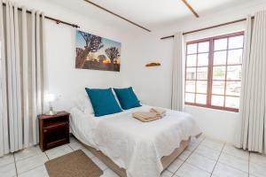 Una cama o camas en una habitación de White House Guest Farm