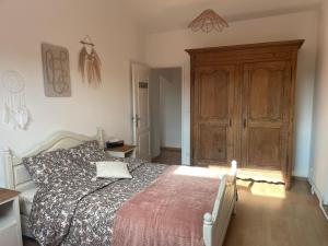 En eller flere senge i et værelse på Petit cocon à 5 min de Sedan