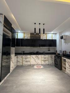 Η κουζίνα ή μικρή κουζίνα στο Quantum Havens Apartment - EKO +16 φωτογραφίες