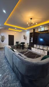 Μια τηλεόραση ή/και κέντρο ψυχαγωγίας στο Quantum Havens Apartment - EKO