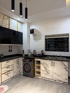 Η κουζίνα ή μικρή κουζίνα στο Quantum Havens Apartment - EKO