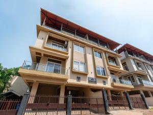 een gebouw met een hek ervoor bij Villa Aumentar by DanCenter in Arpora