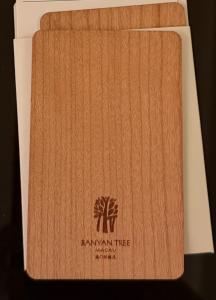 eine Holzkiste mit einem Baumlogo darauf in der Unterkunft 澳门高奢酒店套房特价一折起预定 in Macau