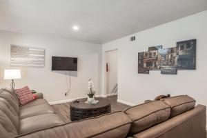 TV a/nebo společenská místnost v ubytování 2bd 1bth Newly Renovated Home near Cowboys Stadium etc
