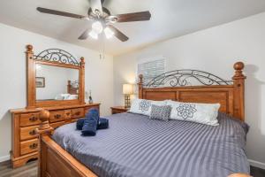 Postel nebo postele na pokoji v ubytování 2bd 1bth Newly Renovated Home near Cowboys Stadium etc