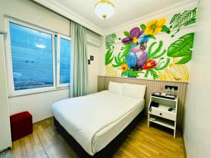 ein Schlafzimmer mit einem Bett mit einem Blumenwandbild an der Wand in der Unterkunft Sufi Homes in Konya