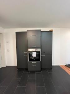 una cucina con elettrodomestici in acciaio inossidabile in una camera di FlexStay Room 9 a Karlsruhe