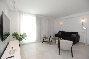 埃拉特Sea Side Luxury- סי סייד的客厅里有一张沙发和一张桌子。