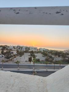 Blick auf eine Stadt von der Spitze eines Hügels in der Unterkunft blue wave residense tamraght in Tamraght Ou Fella