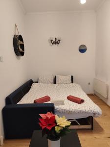 Postel nebo postele na pokoji v ubytování Stylish apartment, top center with private Sauna