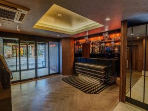 那霸APA Hotel Naha Airport Wakasa的房间里有一台钢琴的酒吧