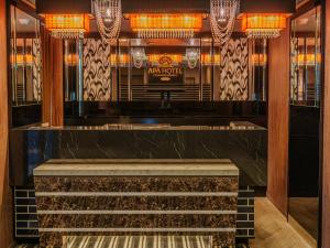 那霸APA Hotel Naha Airport Wakasa的酒店大堂，配有大理石楼梯