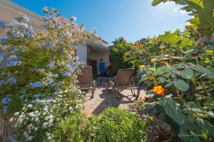 Un jardín fuera de Villa Alex Relax E Mare