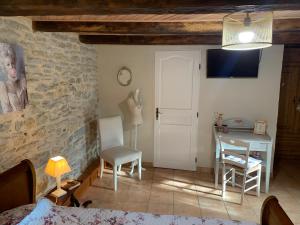 A television and/or entertainment centre at Mas d'Ambayrac chambres d' hôtes et gites