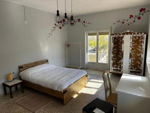 a bedroom with a bed and a window at Casa rural habitaciones Dar Alpujarra in Órgiva