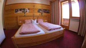 Łóżko lub łóżka w pokoju w obiekcie Hotel Schweizerhof