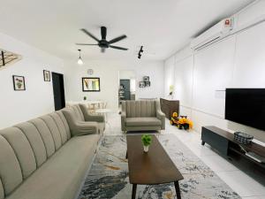 ein Wohnzimmer mit Sofa und Fernseher in der Unterkunft D'Aleena Homes PR1MA 2 Sungai Petani - Homestay in Sungai Petani