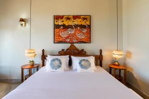 达累斯萨拉姆Villa Fika的卧室配有带两盏灯的白色床