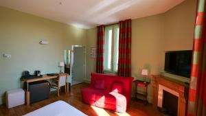 ロマン・シュル・イゼールにあるHôtel de charme L'Orée du Parcのリビングルーム(赤い椅子、テレビ付)