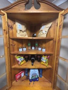 SmithfieldShepherd's Cottage Smithfield的食品储藏室里的架子上摆放着食物和饮料