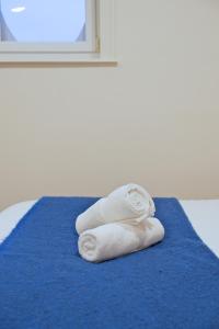 een stapel handdoeken op een blauw kleed bij La porte de Mars - Air conditioning in Reims