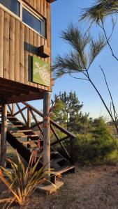 拉佩德雷拉Marasaias的一座木房子,旁边标有标志