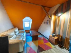 un soggiorno con un divano e un tavolo di Apartament Gościnne Gniazdo a Gliwice