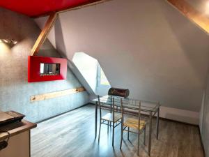 una sala da pranzo con tavolo in vetro e 2 sgabelli di Apartament Gościnne Gniazdo a Gliwice Altre 5 foto