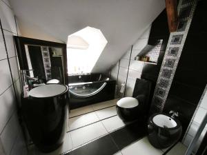 un bagno con lavandino, vasca e WC di Apartament Gościnne Gniazdo a Gliwice