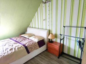 una camera da letto con un letto e una lampada sul comodino di Apartament Gościnne Gniazdo a Gliwice