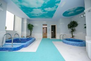 Bazén v ubytování Art Passage Hotel nebo v jeho okolí