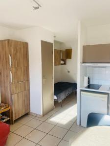 ein kleines Zimmer mit einer Küche und einem Schlafzimmer in der Unterkunft Appartement in Lamalou-les-Bains