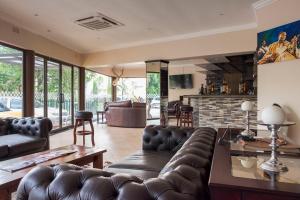 Twangale Resort & Spa في لوساكا: غرفة معيشة مع أريكة وطاولة