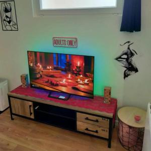 Μια τηλεόραση ή/και κέντρο ψυχαγωγίας στο L'Antre Du Désir +42 φωτογραφίες