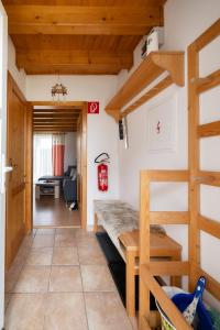 ein Schlafzimmer mit Etagenbett und Schreibtisch in der Unterkunft Tatralandia - Apartmán ZOJA in Liptovský Mikuláš + 37 Fotos